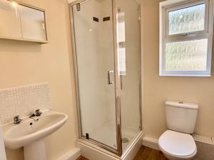 Ensuite - click for photo gallery